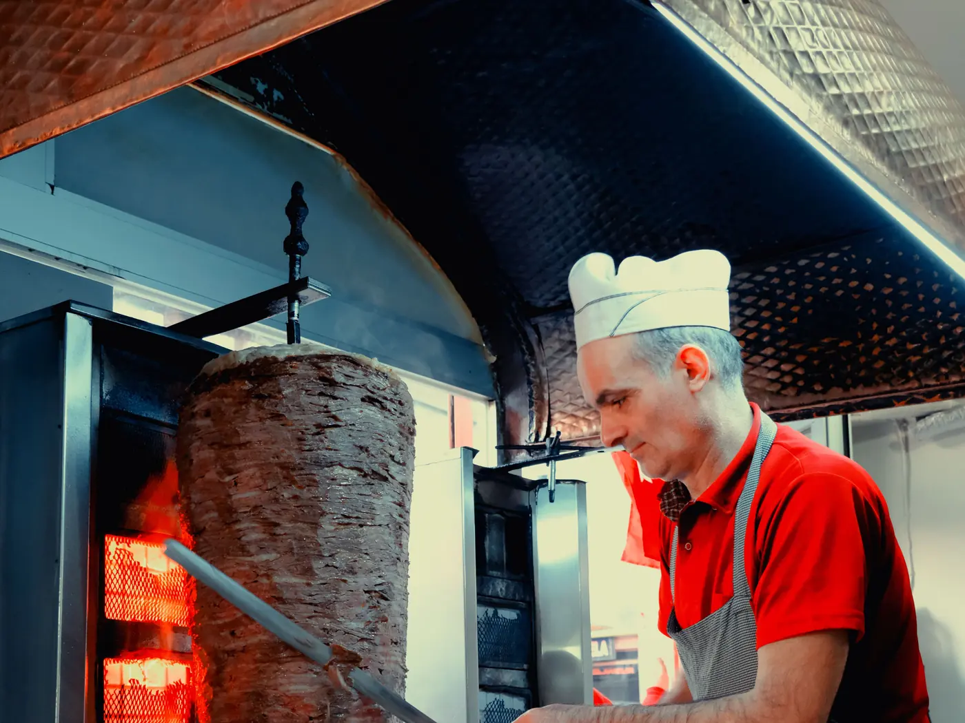 Döner tezgâhında döner kesen usta