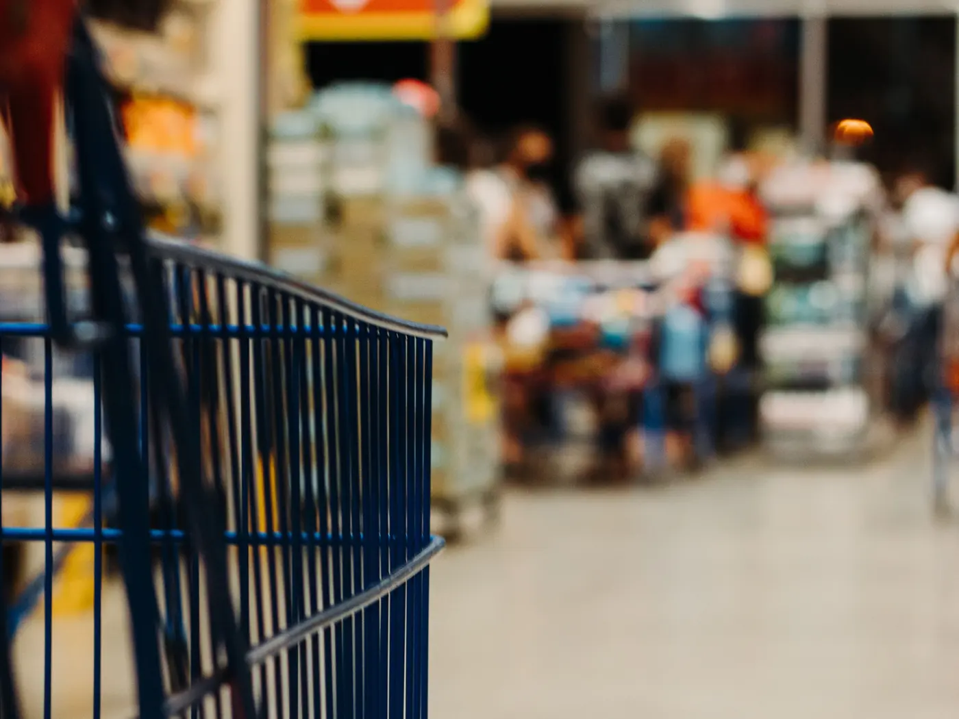 Market koridoru ve alışveriş sepeti